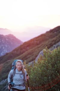 Frau macht Nordic Walking in der Natur